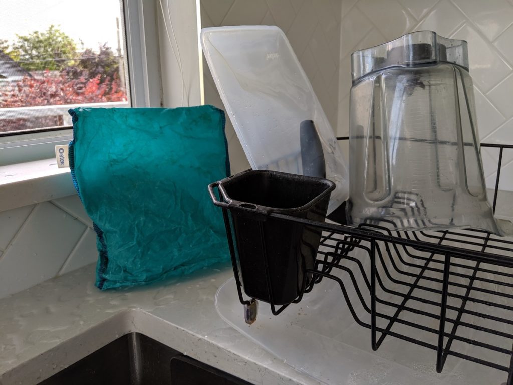Drying the Etee bag compared to the stasher which needs to be propped up